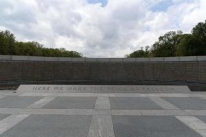 Washington DC, Estados Unidos - 27 de abril de 2019 - muchos turistas en el memorial de la Segunda Guerra Mundial foto