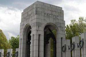 Washington DC, Estados Unidos - 27 de abril de 2019 - muchos turistas en el memorial de la Segunda Guerra Mundial foto