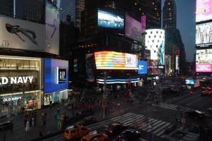 Nueva York, Estados Unidos - 25 de mayo de 2018 - Times Square lleno de gente foto