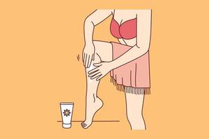 mujer en bikini aplicar protector solar en piernas en playa. hembra en traje de baño utilizando petróleo o bálsamo Dom proteccion en costa en Hora de verano vacaciones. vector ilustración.