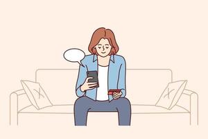 joven mujer sentar en sofá a hogar comprando en línea en Teléfono móvil pagar con crédito tarjeta. sonriente niña compras pagar en teléfono inteligente con solicitud. vector ilustración.