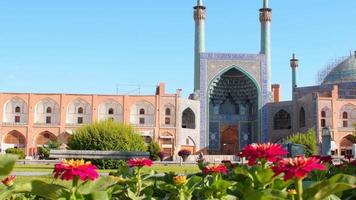 Esfahan, Iran, 2022 - - Eingang in das Freitag Moschee, Jam Moschee von isfahan mit Garten Vordergrund video