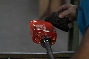 maestro de vidrio mientras trabajaba en la fábrica de vidrio de horno de murano venecia italia foto