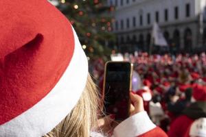 génova, italia - 22 de diciembre de 2019 - paseo tradicional de santa claus foto