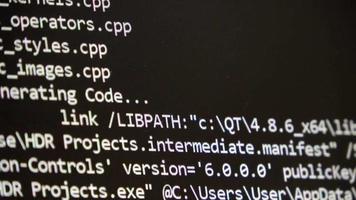 Computer Quelle Code Schriftrollen auf ein Bildschirm. video