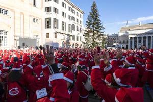 génova, italia - 22 de diciembre de 2019 - paseo tradicional de santa claus foto