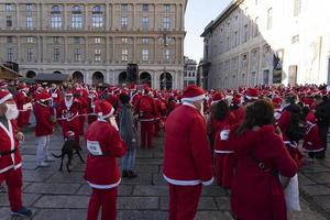 génova, italia - 22 de diciembre de 2019 - paseo tradicional de santa claus foto