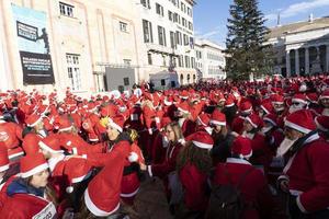 génova, italia - 22 de diciembre de 2019 - paseo tradicional de santa claus foto