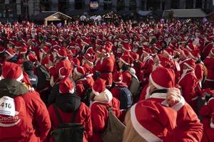 génova, italia - 22 de diciembre de 2019 - paseo tradicional de santa claus foto