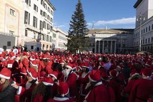 génova, italia - 22 de diciembre de 2019 - paseo tradicional de santa claus foto