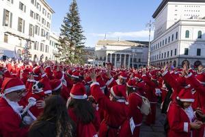 génova, italia - 22 de diciembre de 2019 - paseo tradicional de santa claus foto