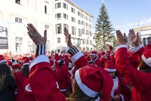 génova, italia - 22 de diciembre de 2019 - paseo tradicional de santa claus foto