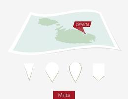 curvo papel mapa de Malta con capital valletta en gris antecedentes. cuatro diferente mapa alfiler colocar. vector