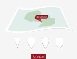 curvo papel mapa de paraguay con capital asunción en gris antecedentes. cuatro diferente mapa alfiler colocar. vector