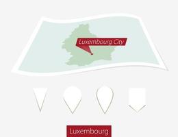 curvo papel mapa de Luxemburgo con capital Luxemburgo ciudad en gris antecedentes. cuatro diferente mapa alfiler colocar. vector