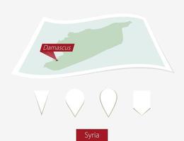 curvo papel mapa de Siria con capital Damasco en gris antecedentes. cuatro diferente mapa alfiler colocar. vector