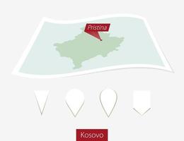 curvo papel mapa de Kosovo con capital pristina en gris antecedentes. cuatro diferente mapa alfiler colocar. vector