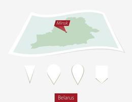 curvo papel mapa de bielorrusia con capital minsk en gris antecedentes. cuatro diferente mapa alfiler colocar. vector