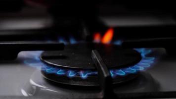 encendido de el gas quemador en el estufa en el cocina. utilizar de natural recursos, economía, Cocinando en fuego. de cerca video