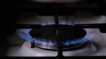 encendido de el gas quemador en el estufa en el cocina. utilizar de natural recursos, economía, Cocinando en fuego. de cerca video