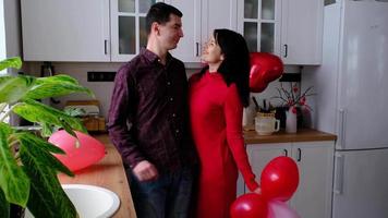 Mens en vrouw in liefde datum Bij huis in keuken gelukkig knuffels. Valentijnsdag dag, gelukkig stel, liefde verhaal. liefde nest, behuizing voor jong familie video