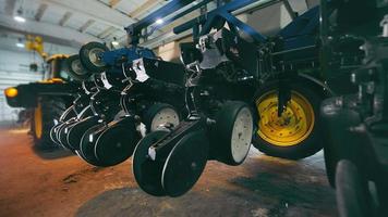 landwirtschaftlich Maschinen unter Reparatur. ein Anhänger zum ein Traktor, ein automatisch Weizen Sämaschine. video