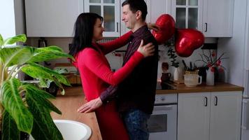 Mens en vrouw in liefde datum Bij huis in keuken gelukkig knuffels. Valentijnsdag dag, gelukkig stel, liefde verhaal. liefde nest, behuizing voor jong familie video