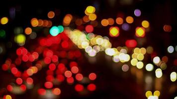 bokeh och trafik lampor på natt i de stad video