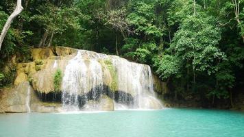 erawan cascada en el tropical lluvia bosque erawan nacional parque, kanchanaburi, Tailandia video