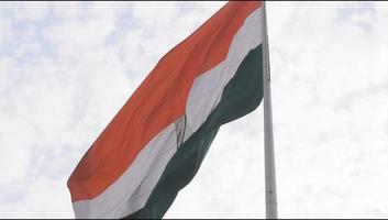 Indien-Flagge, die hoch am Connaught-Platz mit Stolz auf den blauen Himmel fliegt, Indien-Flagge flattert, indische Flagge am Unabhängigkeitstag und Tag der Republik Indien, Schuss nach oben geneigt, indische Flagge schwenkend, Har Ghar Tiranga video