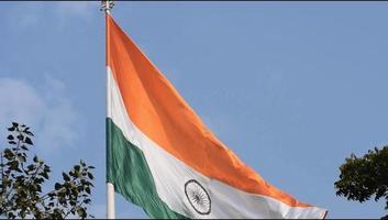 Indien-Flagge, die hoch am Connaught-Platz mit Stolz auf den blauen Himmel fliegt, Indien-Flagge flattert, indische Flagge am Unabhängigkeitstag und Tag der Republik Indien, Schuss nach oben geneigt, indische Flagge schwenkend, Har Ghar Tiranga video