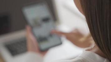 online boodschappen doen concept, vrouw gebruik makend van smartphone naar bestellen online door de sollicitatie. video