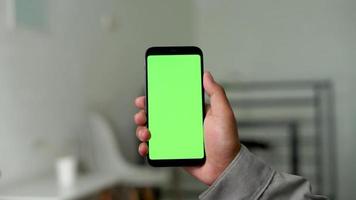 Hand berühren Grün Bildschirm Smartphone mit Büro Hintergrund video