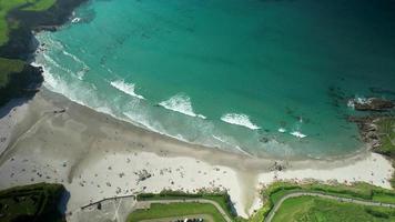 aérien vue de amateurs de plage avec turquoise bleu l'eau video