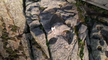 donna seduta a il bordo di roccioso formazione video