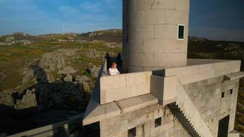 toeristen Aan de vuurtoren in galicië. antenne in een baan om de aarde schot video