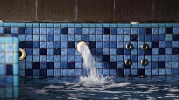 Schwimmbad Wasser Einlass Innen- Kinder Schwimmen Schwimmbad oder wirbeln Schwimmbad oder heiß Wanne. video