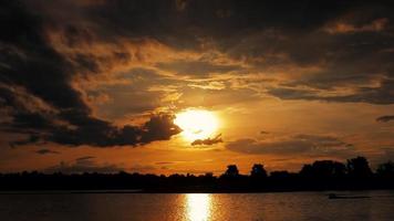 Abend Sonnenuntergang reflektiert im das Wasser video