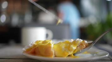 perfeito caçado ovos com cru salmão em brinde, crocantes. receita dentro restaurantes Como saudável café da manhã. manhã sanduíche video