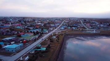 antenn se av de morgon- panorama av porvenir, tierra del Fuego, Chile. video