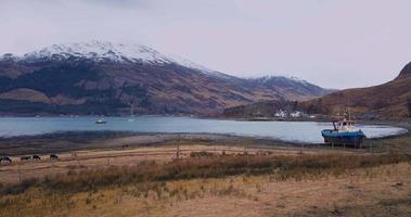 See Sicht, schottisch Landschaften und ein verlassen Schiff video