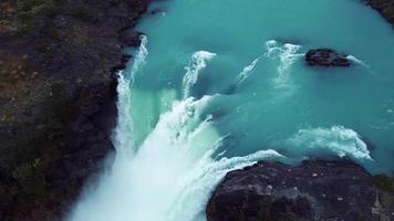 aéreo Visão do a salto grande cascata dentro torres del paine parque, Chile video