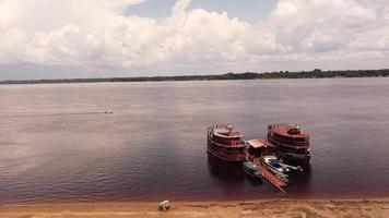 novo airao, Amazonas, Brasilien november 19 2022 passagerare båtar på de rio neger i de amazon stad av novo airao, den där resa till manaus och tillbaka, tre gånger en vecka video