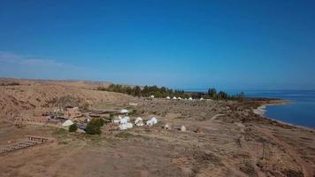 authentiek yurts in traditioneel Kirgizisch stijl Aan de kust van issyk kul meer video