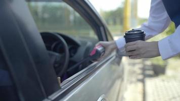 buying koffie drankjes, leven mensen leeft in een nieuw manier, nieuw normaal door rit door in auto's. video