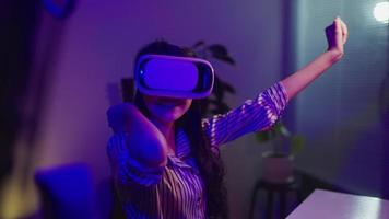 mulher usando virtual realidade fone de ouvido e olhando por aí às interativo tecnologia exibição com colorida iluminação. vr, futurista, onda retro, imersivo, entretenimento conceito video