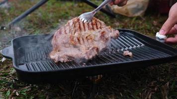 grelhado carne bife com especiarias em a grade com fumaça. video