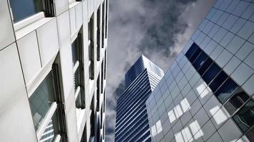 Büro Gebäude und wolkig Himmel video