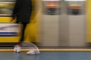 Nápoles vacío subterráneo No personas en Toledo estación debido a covid19 foto