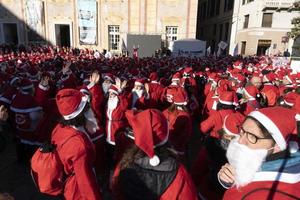 génova, italia - 22 de diciembre de 2019 - paseo tradicional de santa claus foto